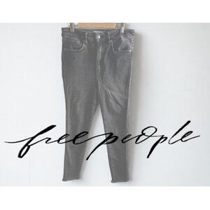 s28 | We The Free  Faded Black Hi-Rise & Raw Hem Skinnies